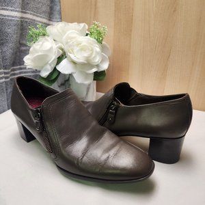 Munro, Brown Leather show with heel.  Size 10.